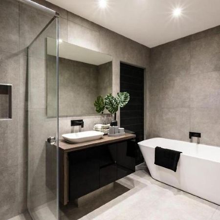 Hotel Luxe Manor Near Delhi Airport New Delhi Ngoại thất bức ảnh
